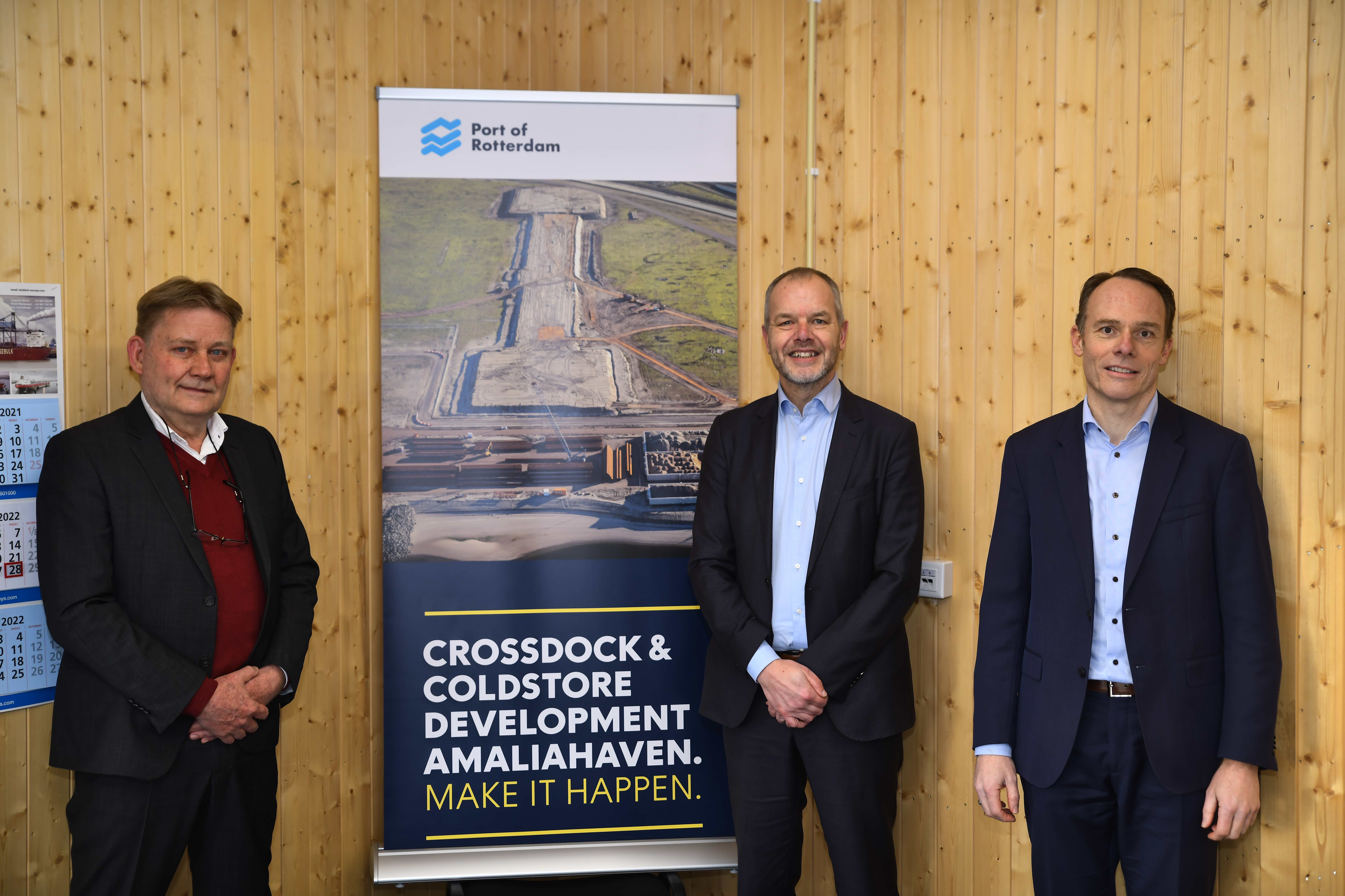 Maersk maakt plan bekend voor bouw crossdock en coldstore in Rotterdam . V.l.n.r.  Jan Buijze (APTM2), Hans Nagtegaal (HbR) en Marijn Visser (Maersk)