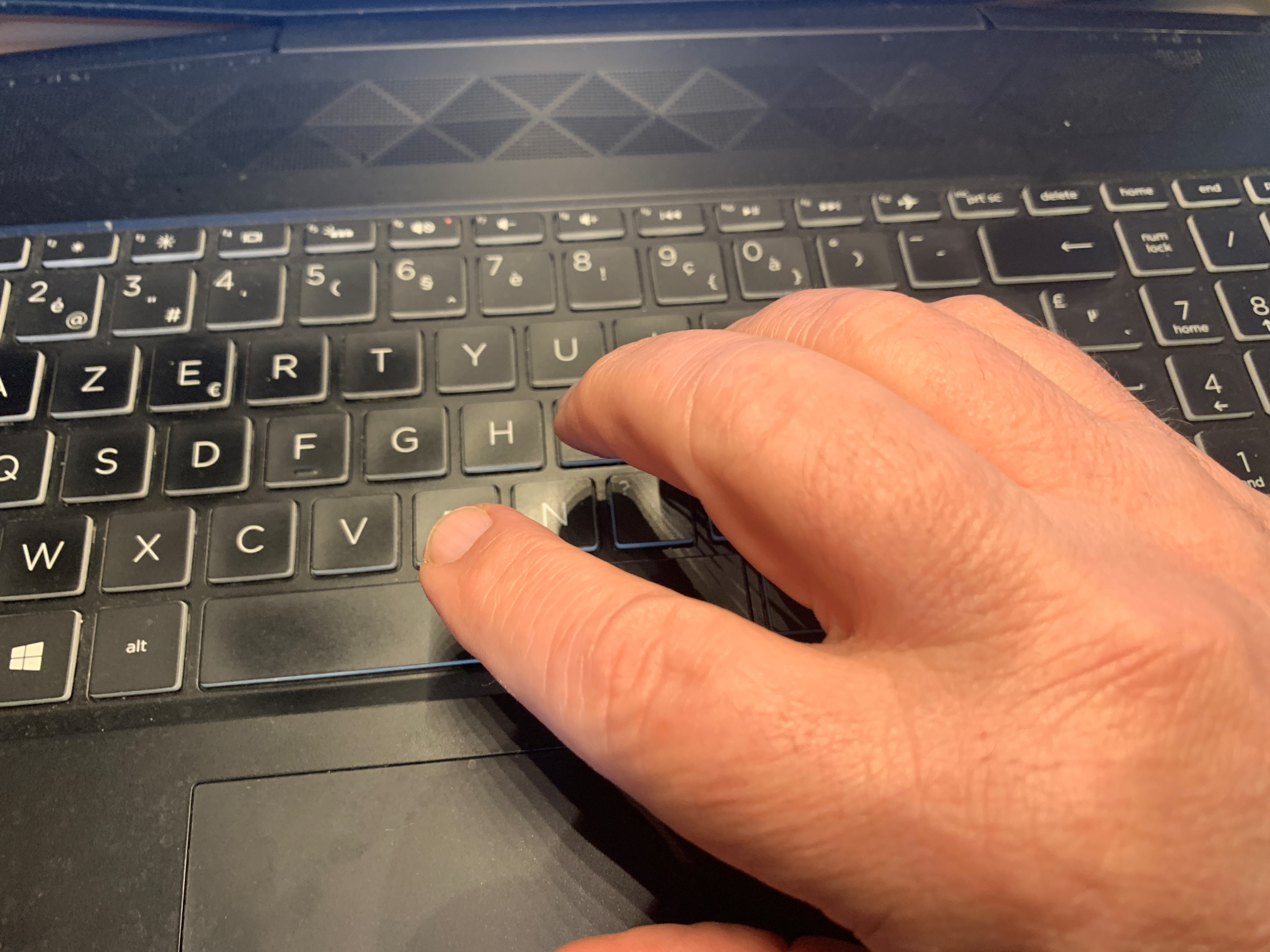 20220322 Hand klavier laptop hacker