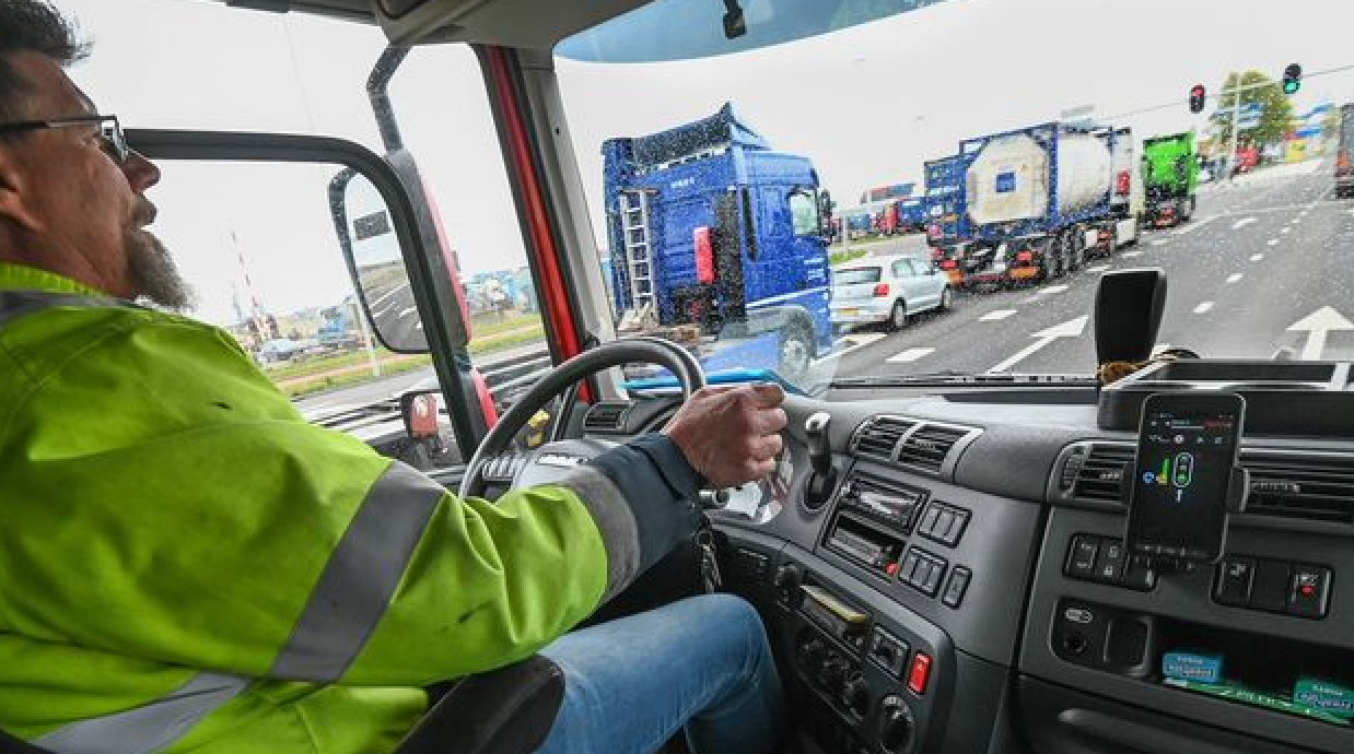 test beïnvloeding verkeerslichten door vrachtwagen in Rotterdam