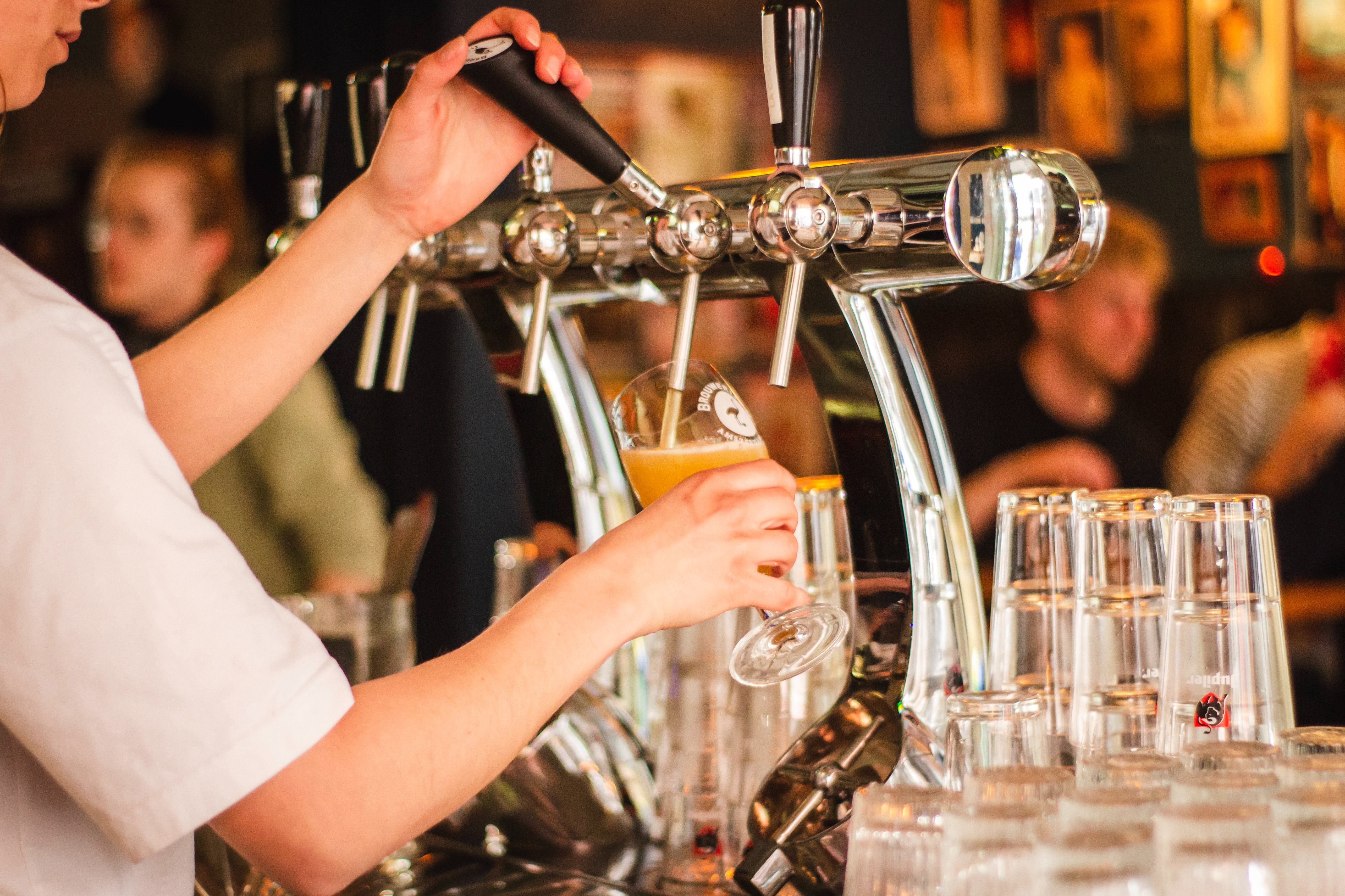 Afbeelding van een bar met een glas bier