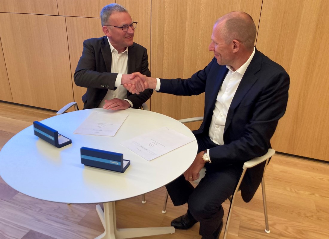 Daan Schalck (NSP) en Jens Bjørn Andersen (DSV) na ondertekening contract