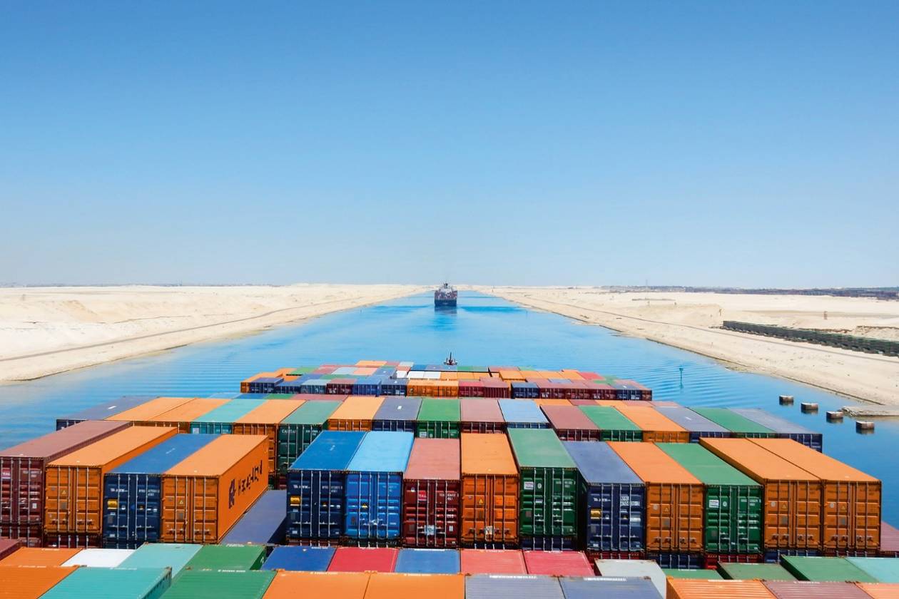 20220819 Containerschepen in Suezkanaal