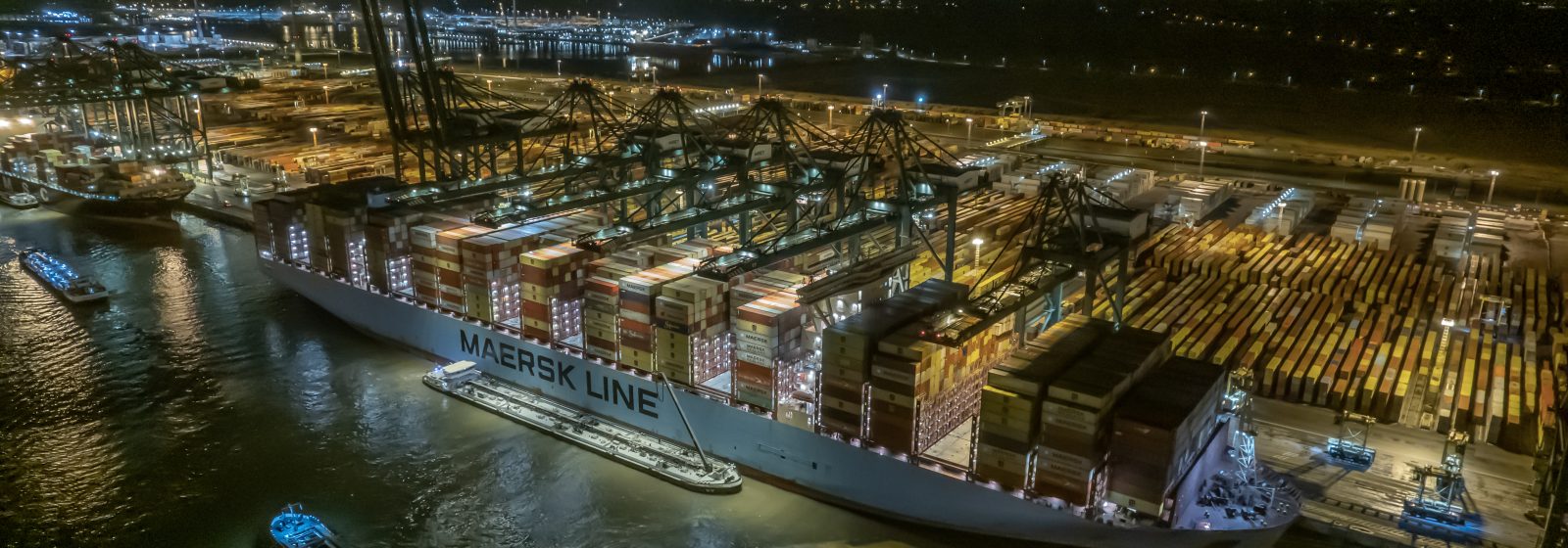 De 'Manila Maersk' tijdens het laden en lossen van 11.988 containers bij MPET