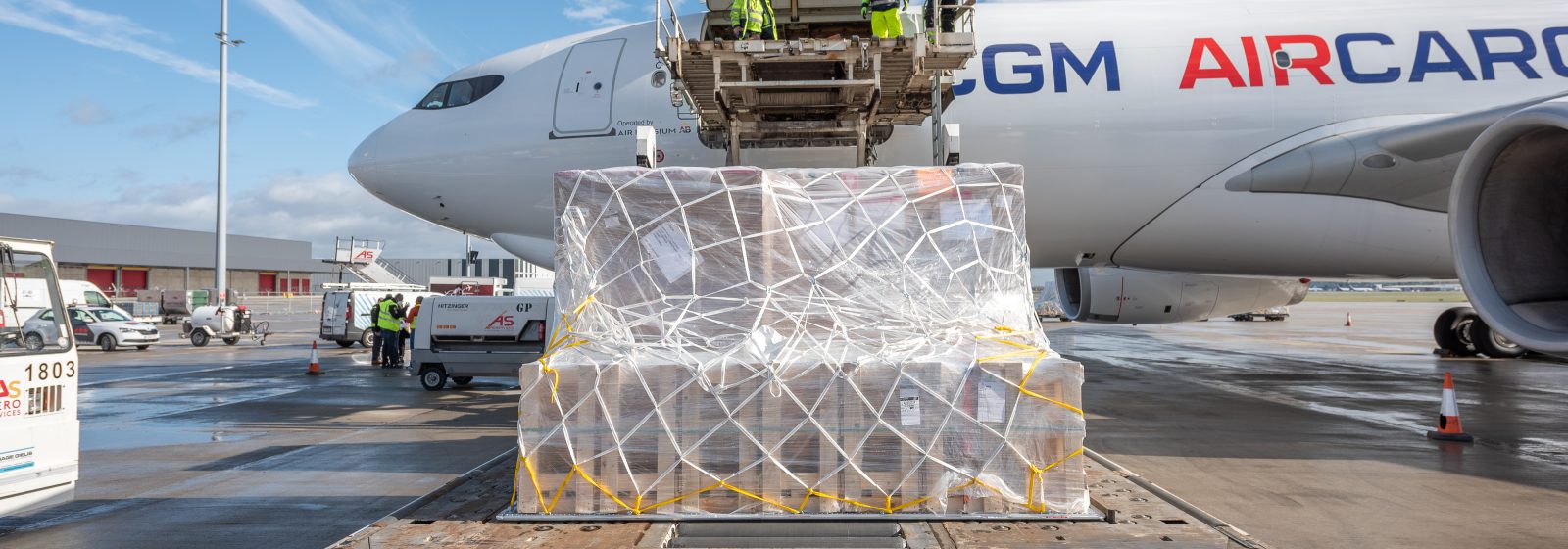 Een vrachtvliegtuig van CMA CGM Aircargo in behandeling op Liège Airport
