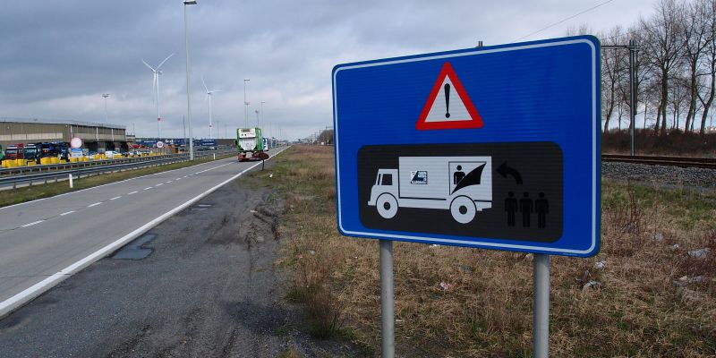 Borden in Zeebrugge waarschuwen chauffeurs voor inklimming in vrachtwagens