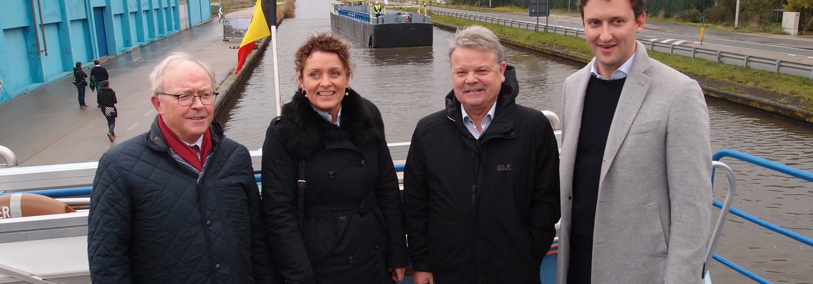 Patrick Degryse (Group De Cloedt), Lydia Peeters (Vlaamse minister), Chris Danckaerts (De Vlaamse Waterweg) en Louis-Robert Cool (Seafar) met in de achtergrond het eerste onbemande binnenvaartschip