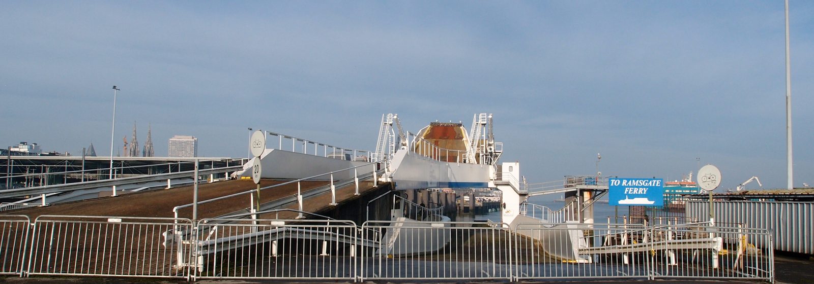 Laadbrug voor ferry's in Haven Oostende