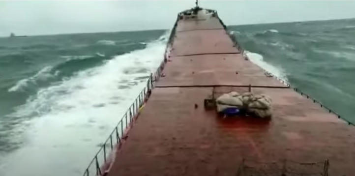 Romp van het vrachtschip 'Arvin' scheurt in twee door stormweer