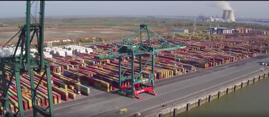Terminaloperator PSA Antwerp verhuist containerkraan op MPET