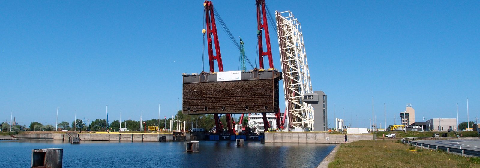De meest landwaartse deur van de Pierre Vandammesluis in Zeebrugge wordt weggenomen voor renovatie