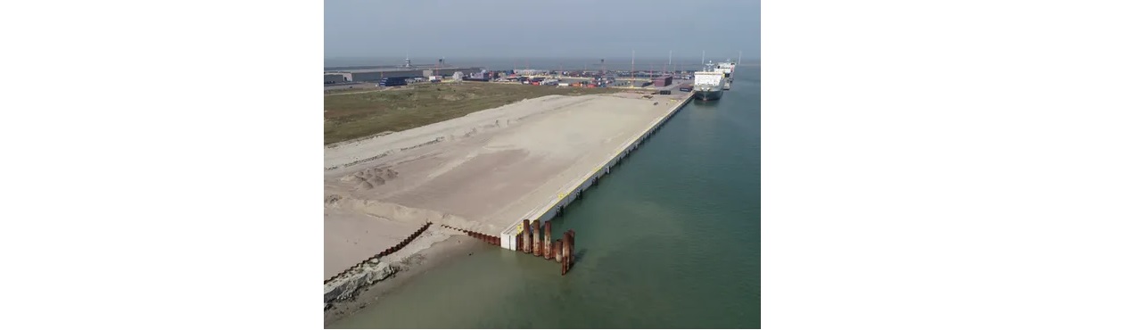 De verlengde kaaimuur 126 aan het Albert II-dok in Zeebrugge