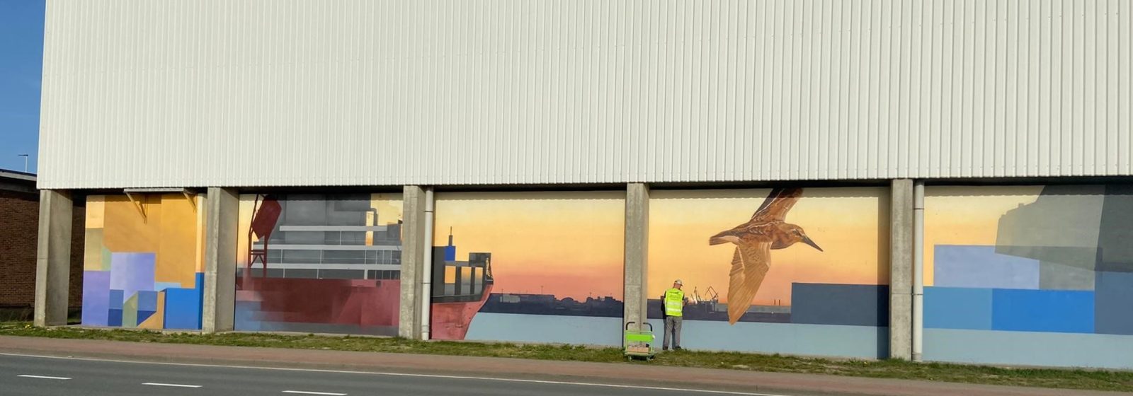 Een deel van de muurschildering bij Euroports in de Antwerpse haven