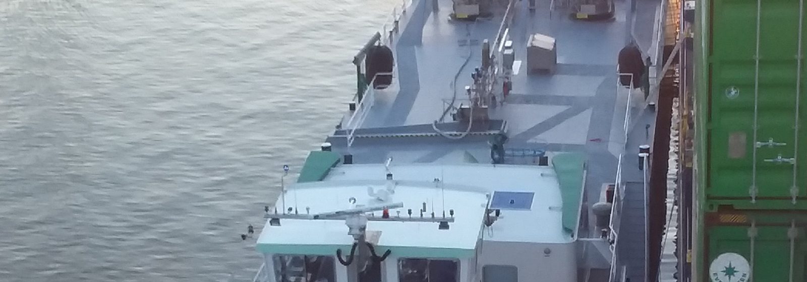 De 'FlexFueler 001' levert vloeibaar aardgas aan containerschip 'Wes Amelie' in Antwerpse haven
