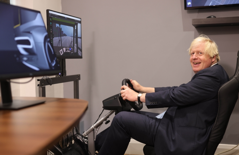 Boris Johnson bestuurt een (gesimuleerde) truck vanop afstand bij de start-up Aidrivers