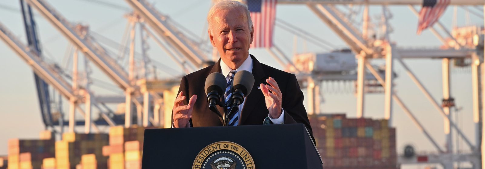 President Joe Biden tijdens een bezoek aan de haven van Baltimore