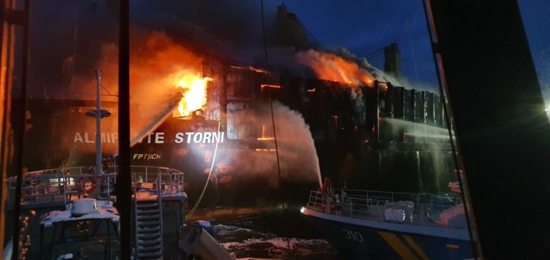 Brand aan boord van bulkschip 'Almirante Storni' voor de kust van Göteborg