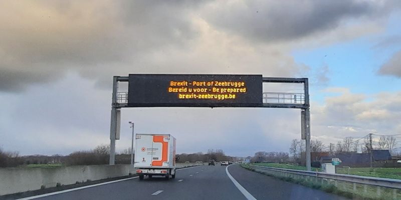 Verkeersborden waarschuwen voor brexit in Zeebrugge
