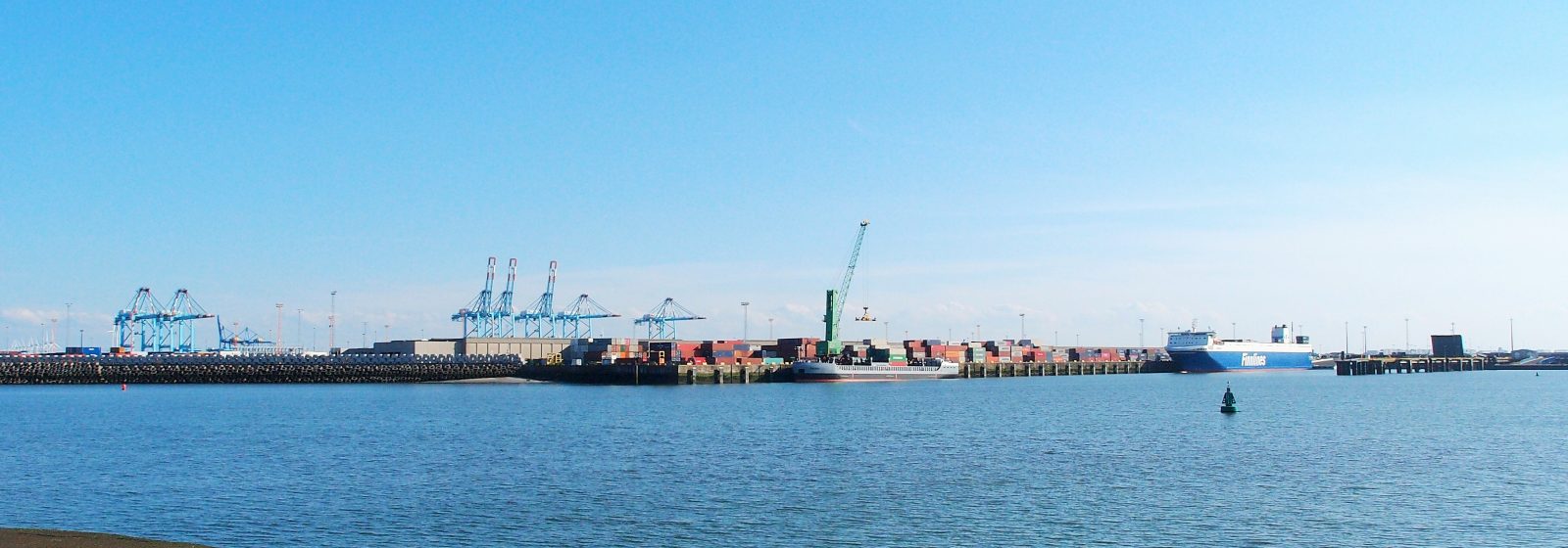 Containertrafiek in het Wielingendok in Zeebrugge
