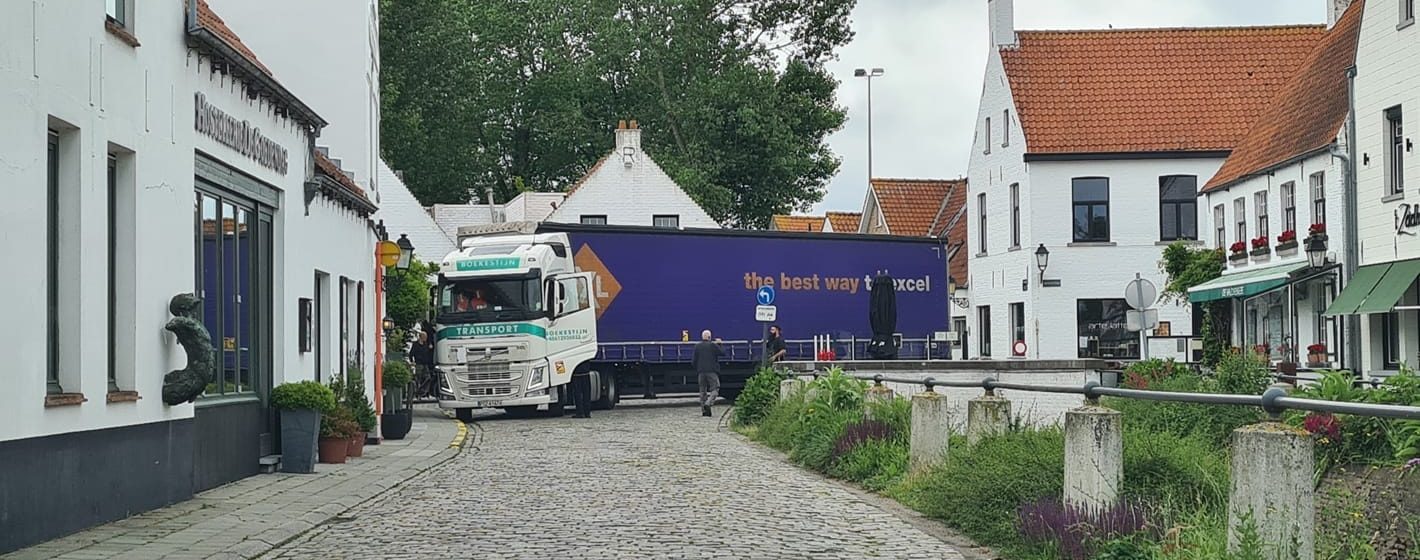 Vrachtwagen vastgereden in polderdorp Lissewege