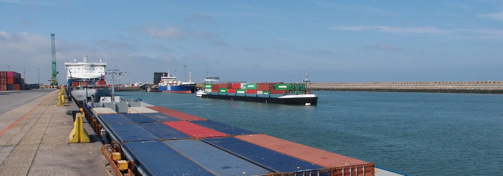 Estuaire vaart met 'Euroports' en 'Polybotes'