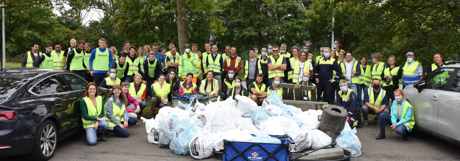 Vrijwilligers uit de Antwerpse havengemeenschap houden opruimactie nabij Kallosluis