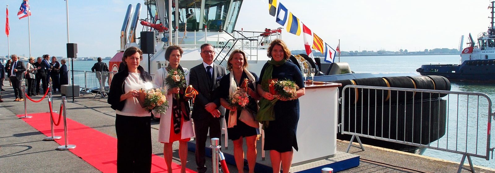 CEO Geert Vandecappelle van Boluda Towage Europe met de vier doopmeters