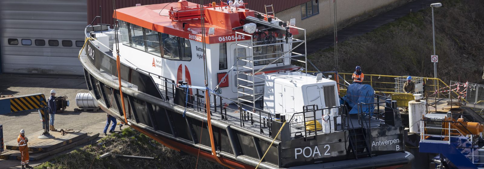 De 'POA 2' wordt te water gelaten bij Kooiman in Zwijndrecht