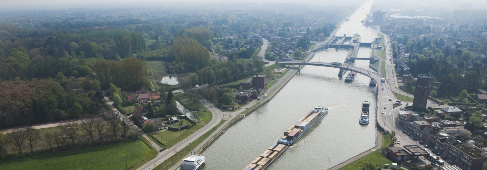 Albertkanaal brug Wijnegem ten opzichte van sluizencomplex
