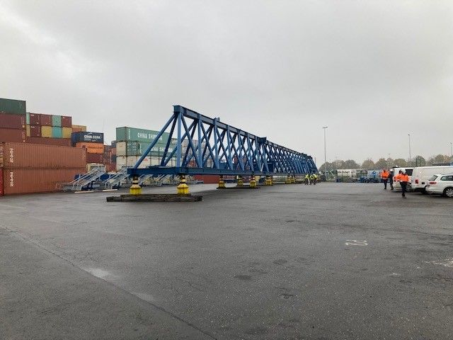 De nieuwe kraan in aanbouw op de terminal van BCTN in Meerhout