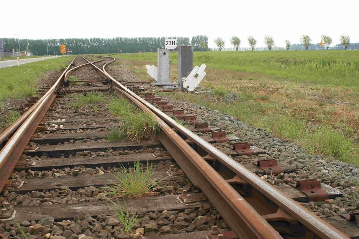 De huidige spoorlijn op de westelijke oever van het Kanaal Gent-Terneuzen kent veel obstakels