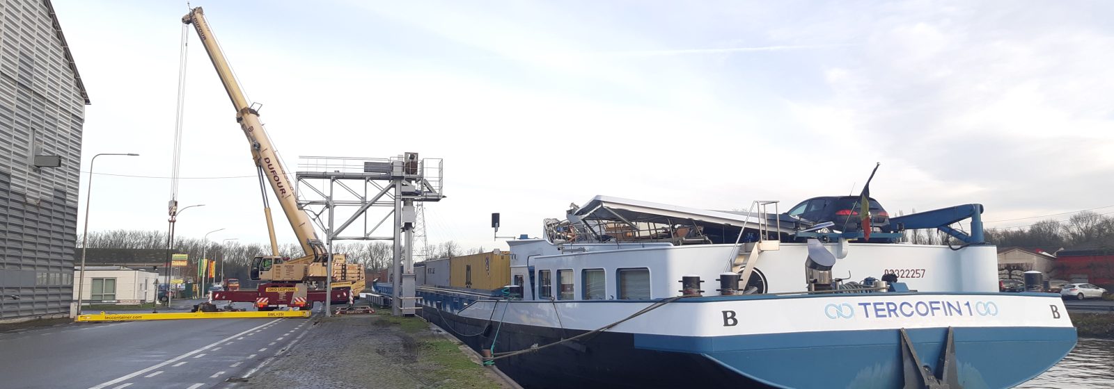 De 'Tercofin I' ligt met zijn zwaar beschadigde brug langs de kade in Doornik