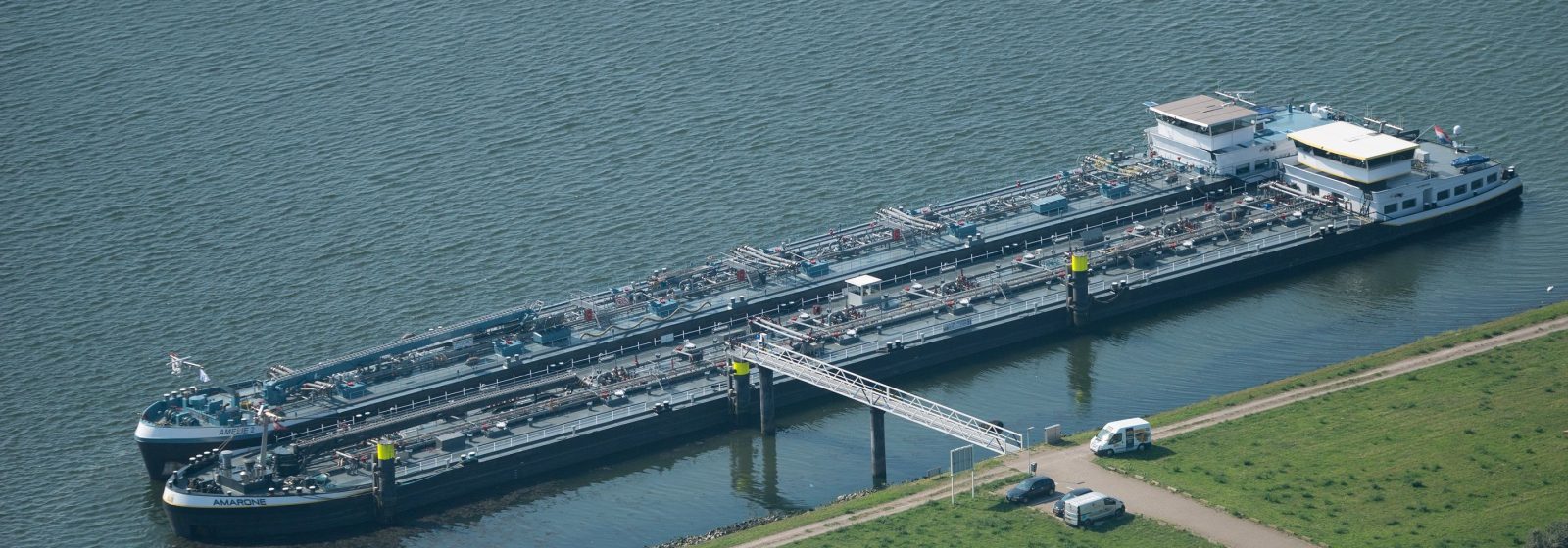 Ligplaatsen voor schepen met gevaarlijke producten aan het Calandkanaal in de haven van Rotterdam