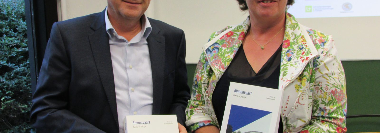 Co-auteurs Frank Hellebosch (Barging Solutions) en Christa Sys (UA) met hun boek 'Binnenvaart - Theorie en praktijk'