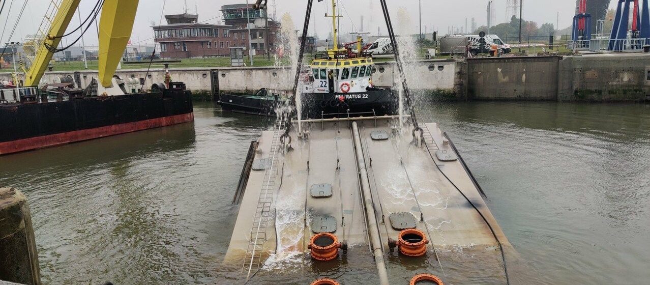 Droogzetting sluisdeurkamer van de Boudewijnsluis in Antwerpse haven