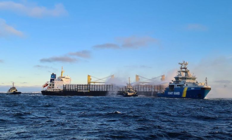 Zweedse kustwacht blust brand op het bulkschip 'Almirante Storni'