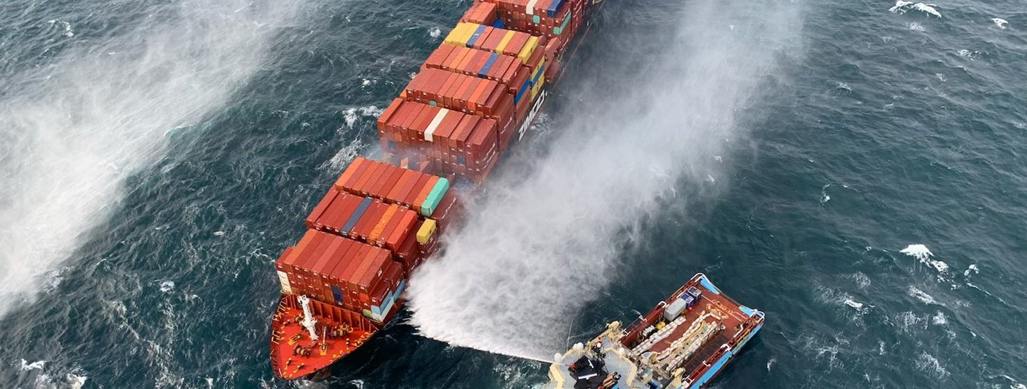 Offshorevaartuigen van Maersk koelen smeulende ladingresten op de 'Zim Kingston'