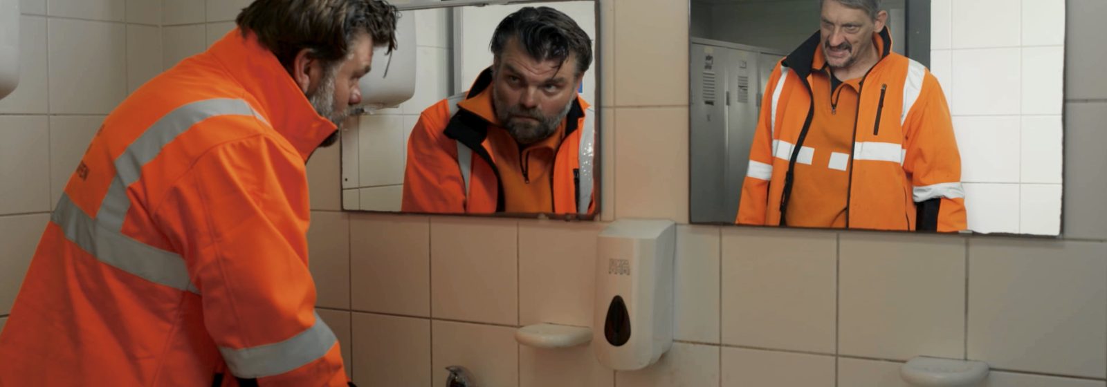 Acteurs Stefan Degand en Peter Van den Begin als dokwerkers in 'Zwanst na nie!'