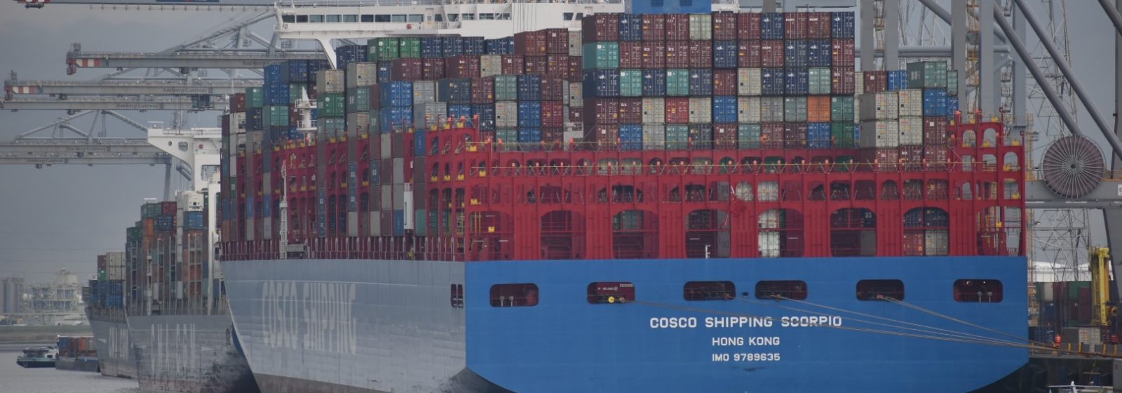 De 'Cosco Shipping Scorpio' van 19.273 teu bij Antwerp Gateway