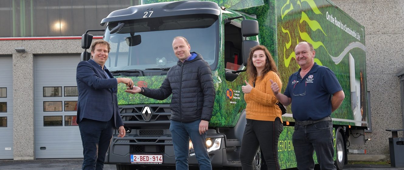 Overhandiging sleutels elektrische Renault Truck aan Van Oort Transport