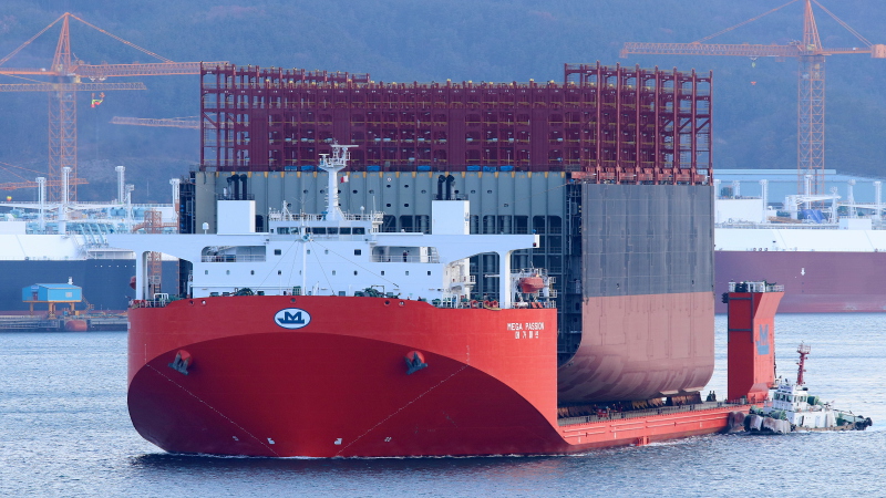 Een sectie voor een nieuw containerschip arriveert bij Daewoo