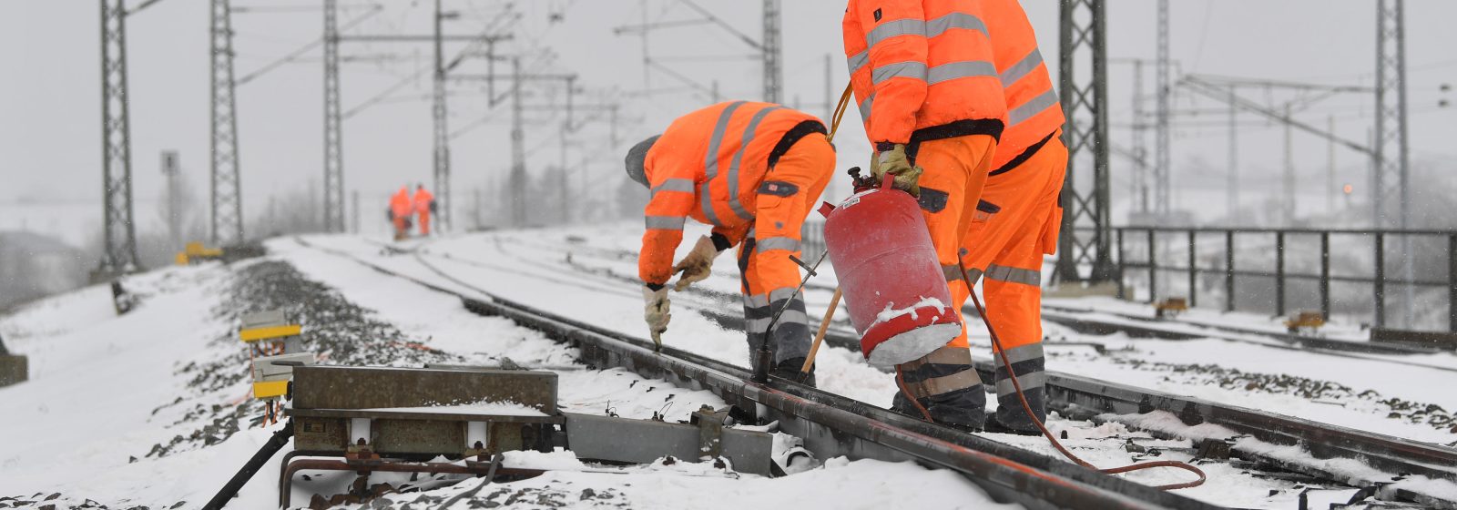 Werknemers van Deutsche Bahn ontdooien wissels
