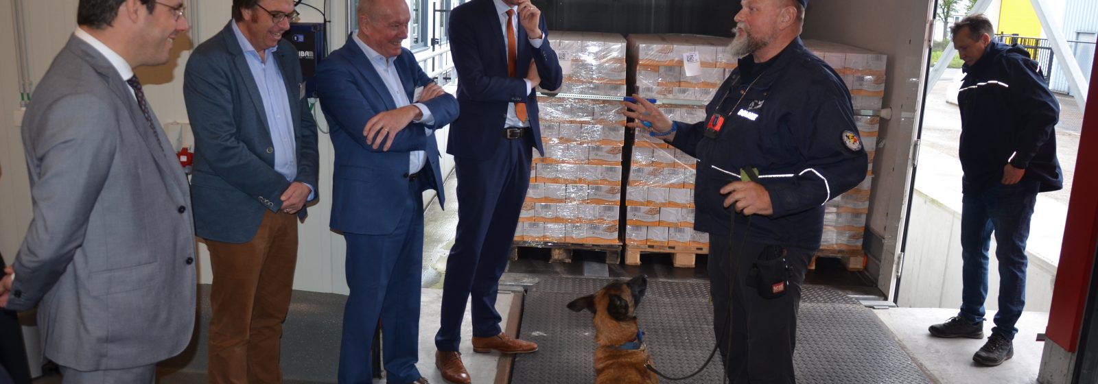 Ministers Clarinval en Van Peteghem kregen tijdens hun rondleiding in de grenscontrolepost ook een demonstratie met een drugshond te zien.
