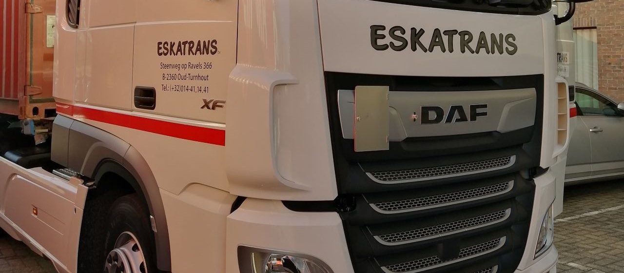 Een vrachtwagen van Eskatrans met een van de eerste nummerplaten beginnend met een 2