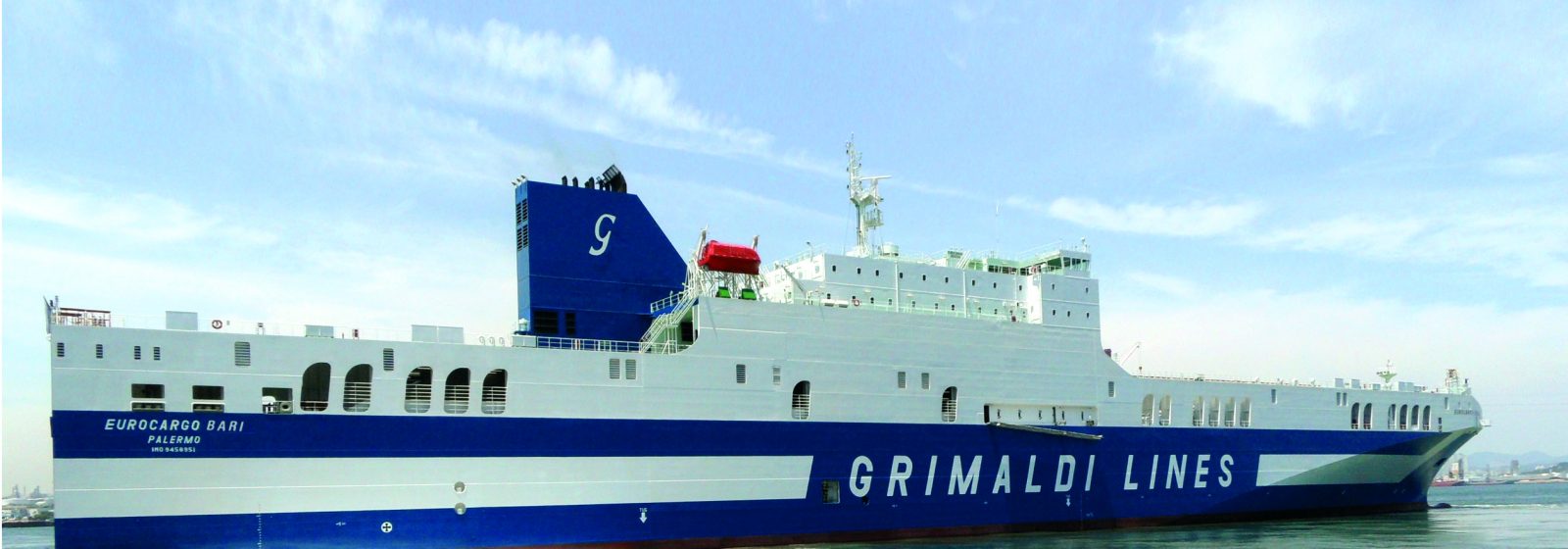 Roroschip 'Eurocargo Bari' van de Italiaanse rederij Grimaldi