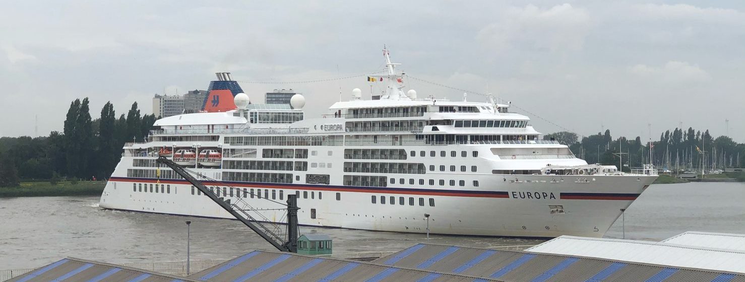 Cruiseschip 'MS Europa' van Hapag-Lloyd Cruises vaart Antwerpen binnen