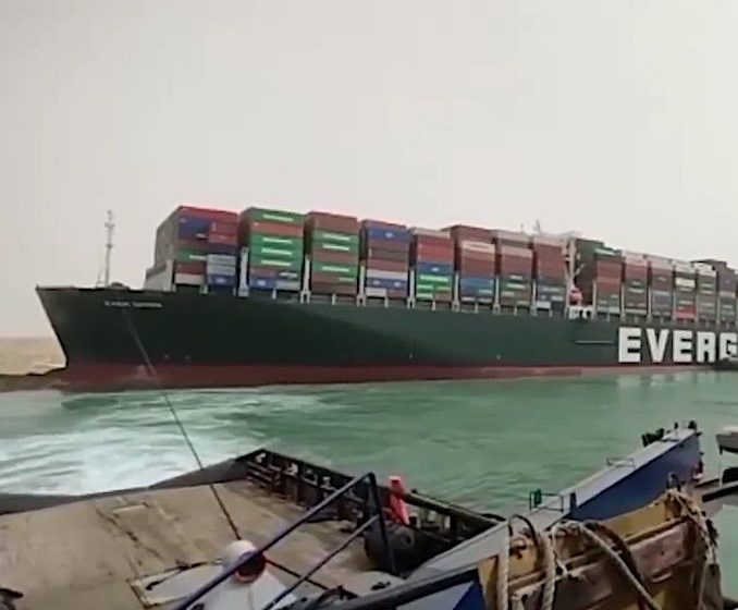De 'Ever Given' aan de grond in het Suezkanaal