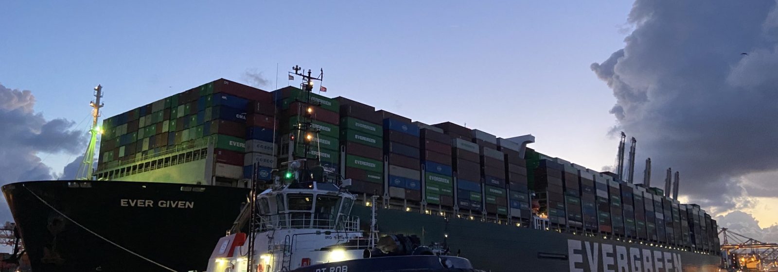 Containerschip 'Ever Given' vaart haven van Rotterdam binnen.