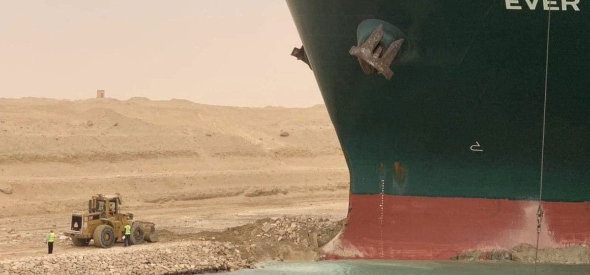 De bulb van de 'Ever Given' zit vast in de oever van het Suezkanaal