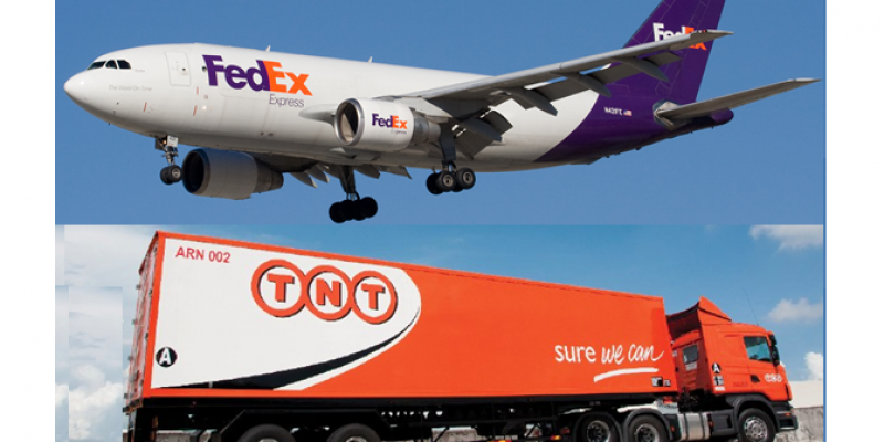 Vliegtuig van FedEx en vrachtwagen van TNT
