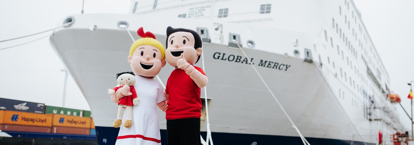 Levensgrote poppen Suske en Wiske promoten ziekenhuisschip 'Global Mercy' in Antwerpse haven